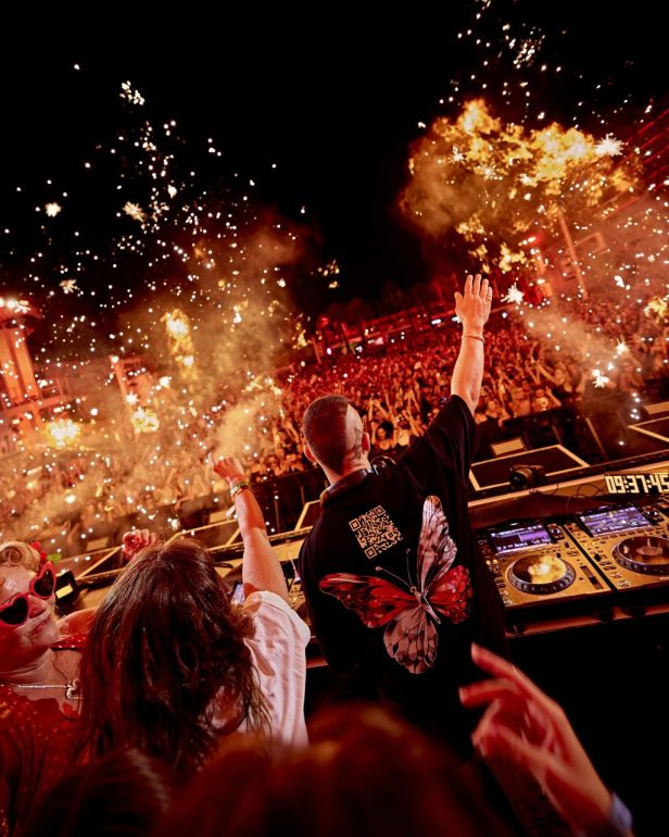 DJ and crowd at a past Ushuaïa Dubai event; no performer is named